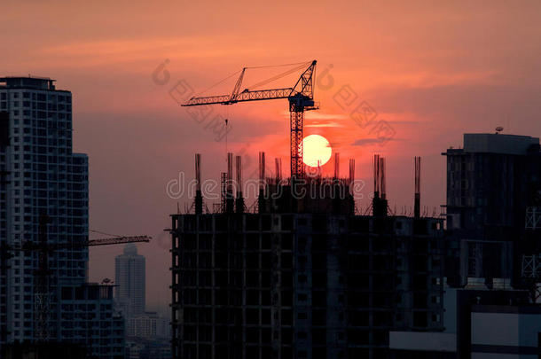 建筑起重机和建筑轮廓在<strong>太阳升起</strong>时。