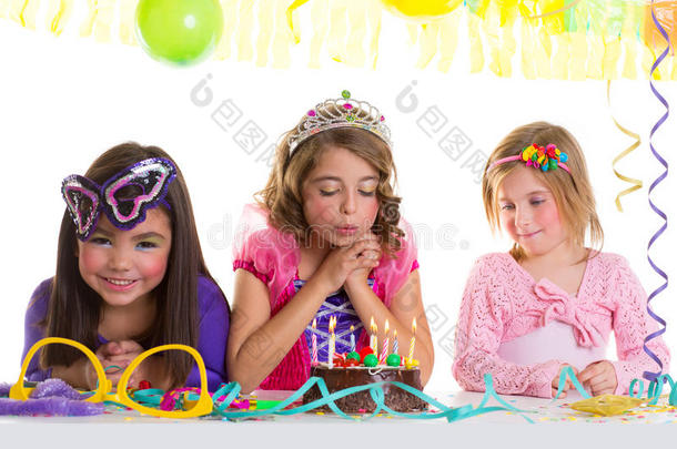 孩子们快乐女孩吹生日蛋糕