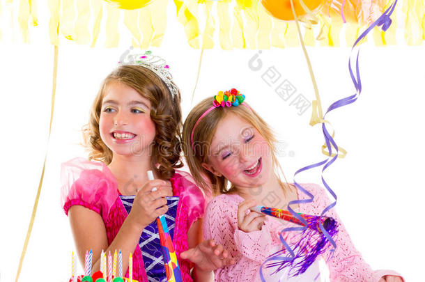 孩子们在生日聚会上跳舞快乐地笑