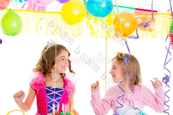孩子们在生日聚会上跳舞快乐地笑