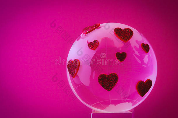 爱的星球。红心玻璃球。