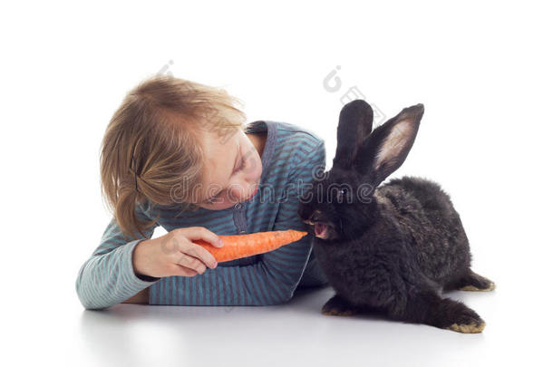 女孩喂宠物兔子