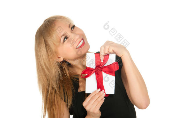 漂亮的金发女人手里拿着礼物明信片。情人节