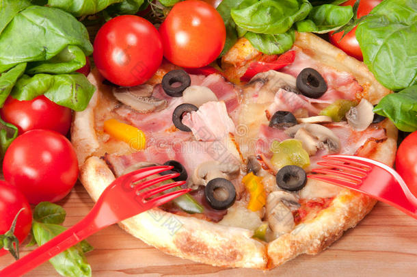 木底红叉、西红柿、奶酪和罗勒披萨特写