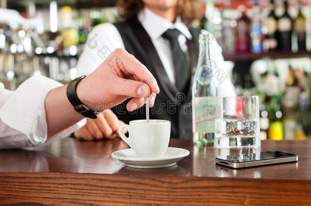 咖啡师和客户在他的咖啡厅或咖啡厅