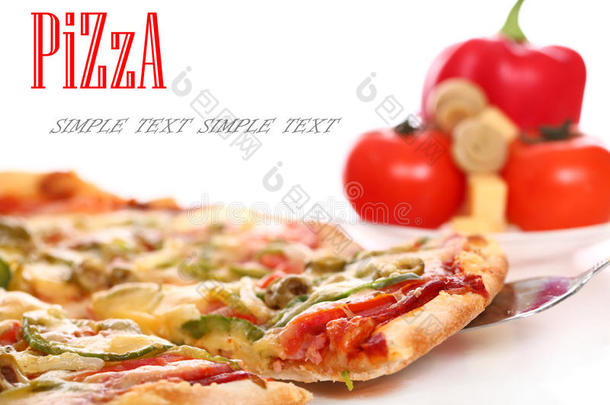 新鲜意大利披萨和蔬菜图片