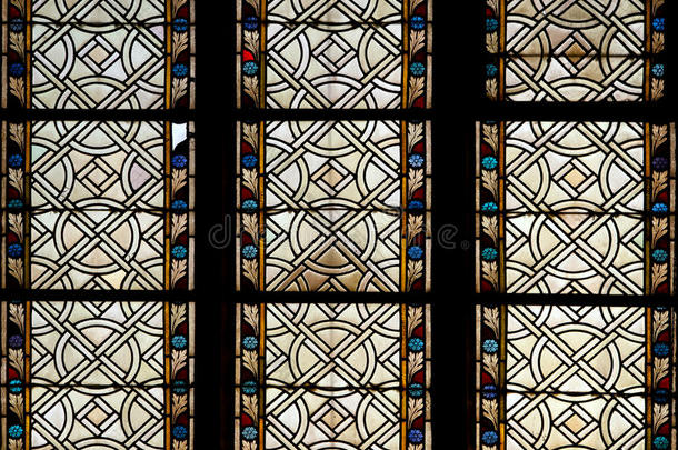 教堂窗户的彩色装饰玻璃