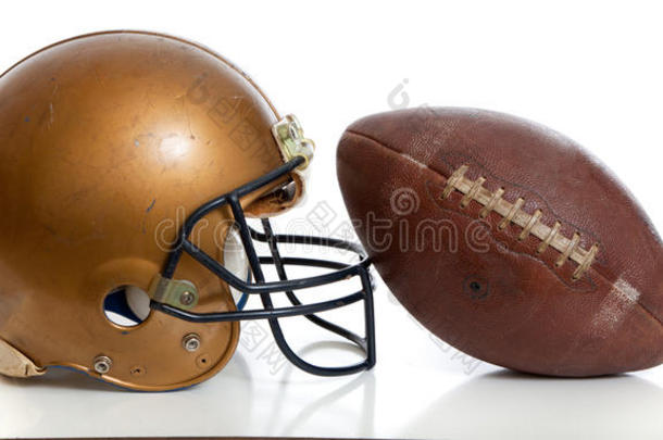 复古的金色足球头盔和白色背景的足球
