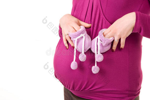 孕妇肚皮上的新生儿小靴