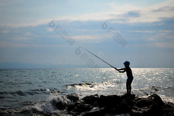 少年钓鱼剪影