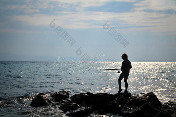 少年钓鱼剪影