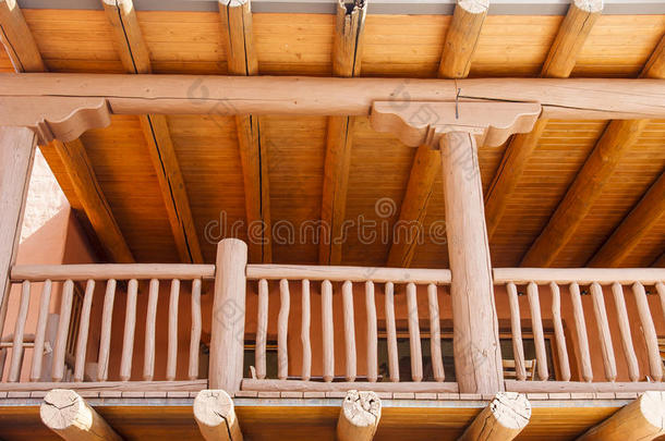 土坯建筑上的木门廊