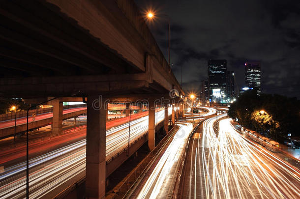 夜间城市街道和桥梁上的光路