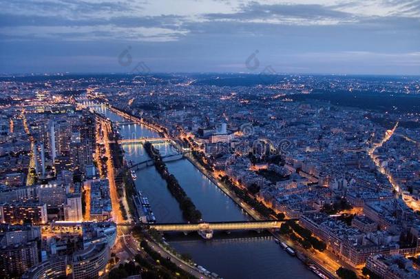 从300米高空俯瞰巴黎夜景