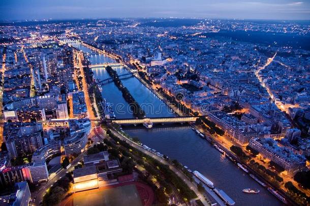 从300米高空俯瞰巴黎夜景