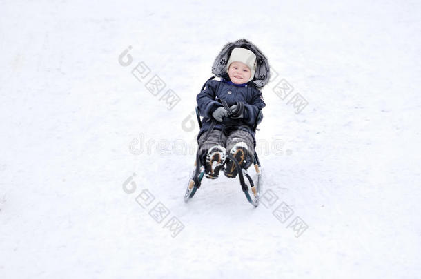 在雪地里<strong>滑倒</strong>的男孩