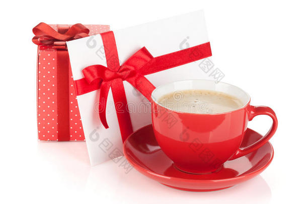 红色咖啡杯、礼品盒和带蝴蝶结的情书