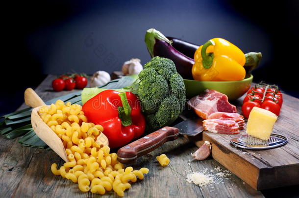 <strong>蔬菜</strong>，<strong>培根</strong>和奶酪，用来做意大利面。