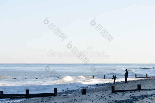 英国一处海滩上的人物剪影。