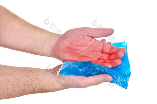 <strong>冰凉</strong>的凝胶包在肿胀疼痛的手掌上。