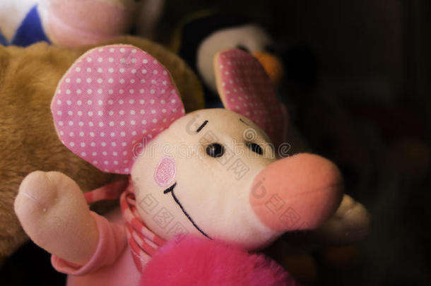粉色玩具老鼠微笑