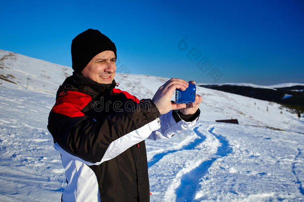 旅游者用手机拍摄风景