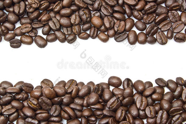咖啡豆条纹隔离在白色背景下，与文案空间。