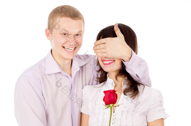 那家伙给了一个女孩一朵玫瑰，向她<strong>求婚</strong>