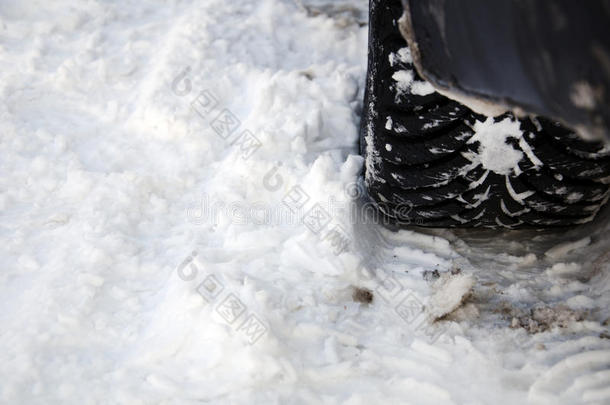 雪地上的冬季轮胎