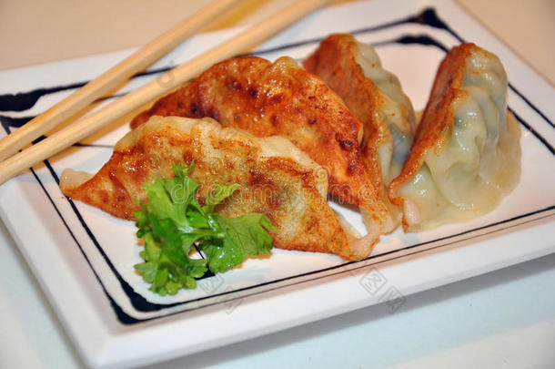 在一家日本餐馆吃饺子。