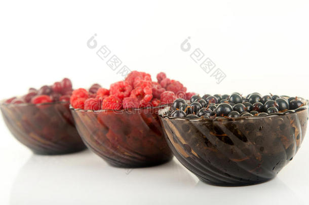 新鲜浆果：覆盆子、醋栗、山茱萸浆果