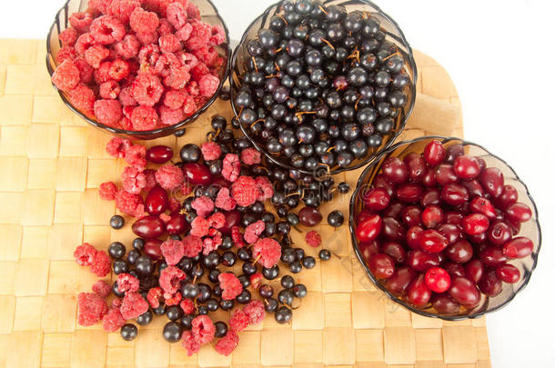 新鲜浆果：覆盆子、醋栗、山茱萸浆果