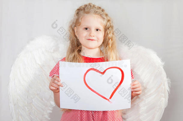 情人节卡片上长着天使翅膀的金发女孩