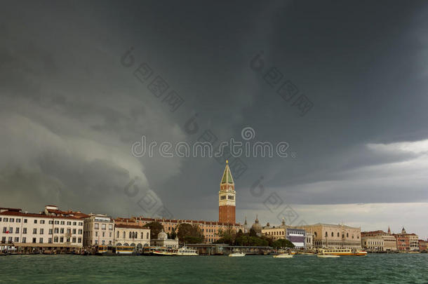 威尼斯大运河上的大风暴