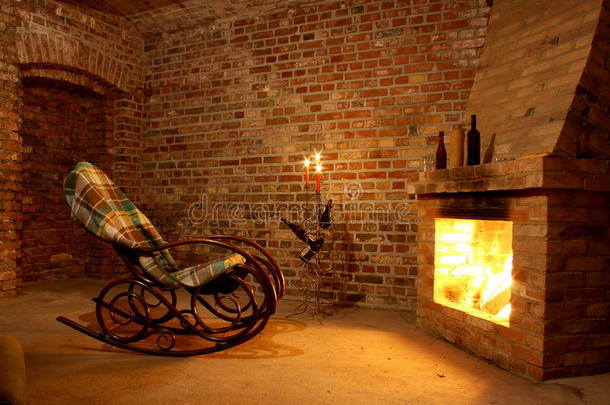砖房壁炉旁的摇椅