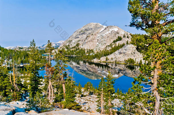 加利福尼亚州约塞米蒂国家公园奇滕登峰和蒂尔登湖。