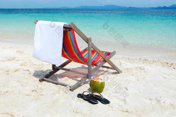 热带夏日海滩上的沙滩椅