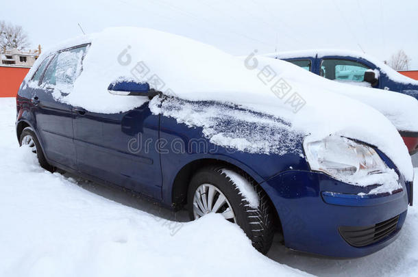 大雪覆盖的汽车