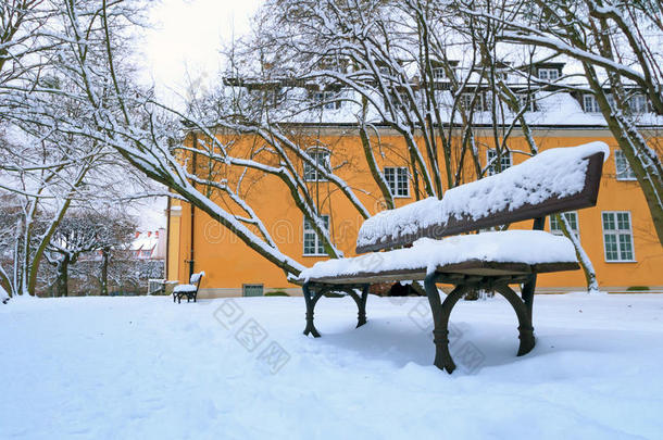 雪冬公园里的空长凳