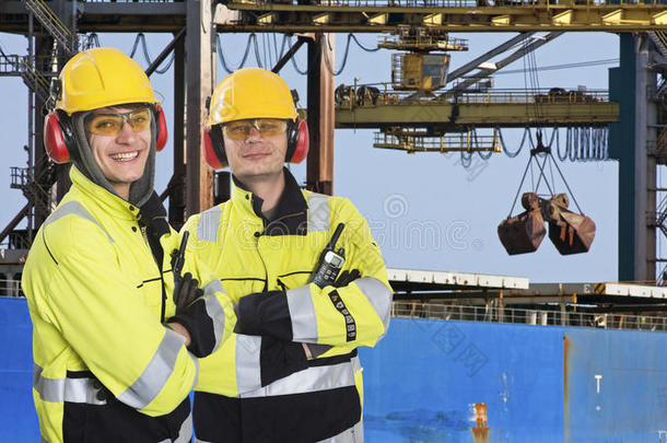 两个码头工人在一个工业港