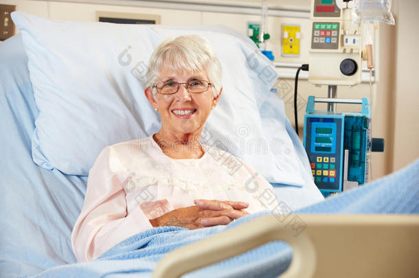老年女病人躺在病床上放松的画像