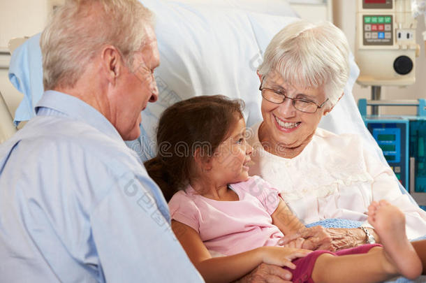 孙女在病床上看望祖母