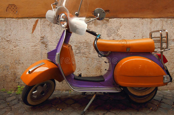 意大利黄紫色踏板车