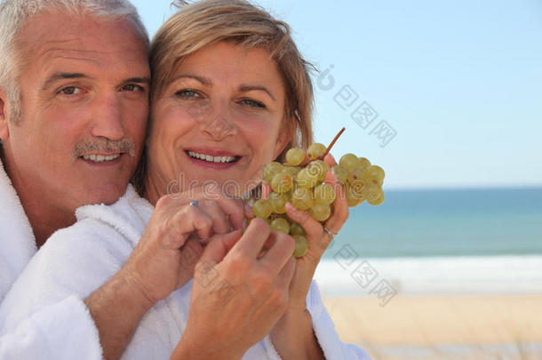 一对夫妇吃一串葡萄