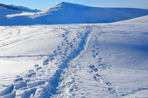 阿尔卑斯山上雪地上的脚步声