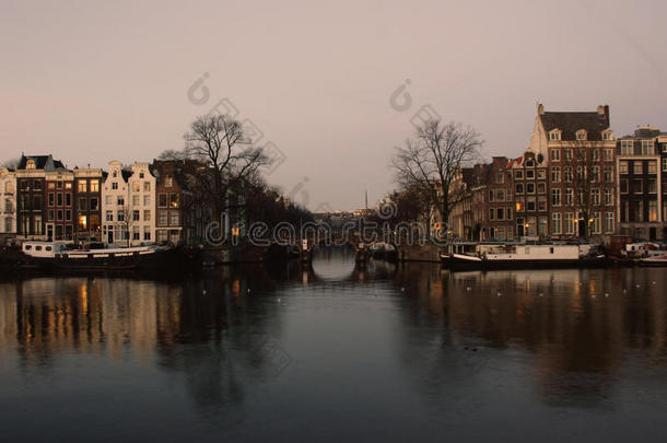 <strong>阿姆斯特丹</strong>日出时的<strong>阿姆斯特丹</strong>河