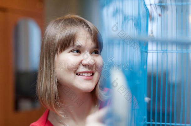 带着宠物在笼子里微笑的女人