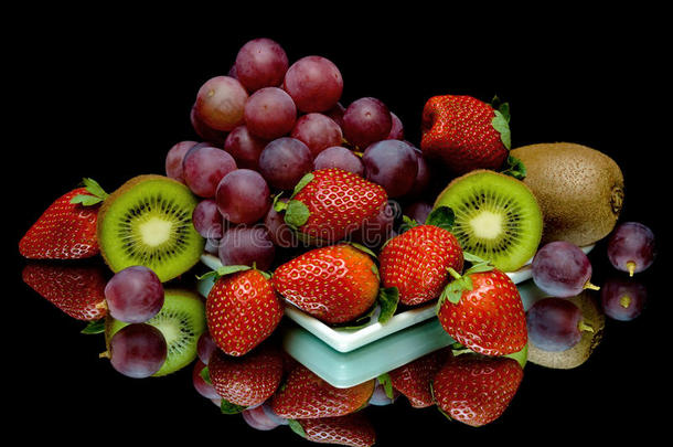 黑底葡萄、猕猴桃和草莓