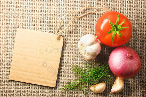 西红柿洋葱大蒜蔬菜及包装袋上的价格标签