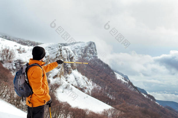 徒步旅行者<strong>指引</strong>方向